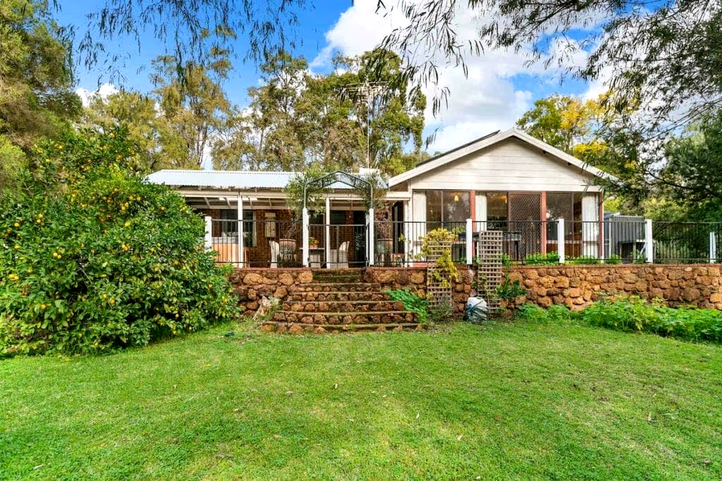 Adelaide Hills building and renovation trades – Littlehampton family home and garden